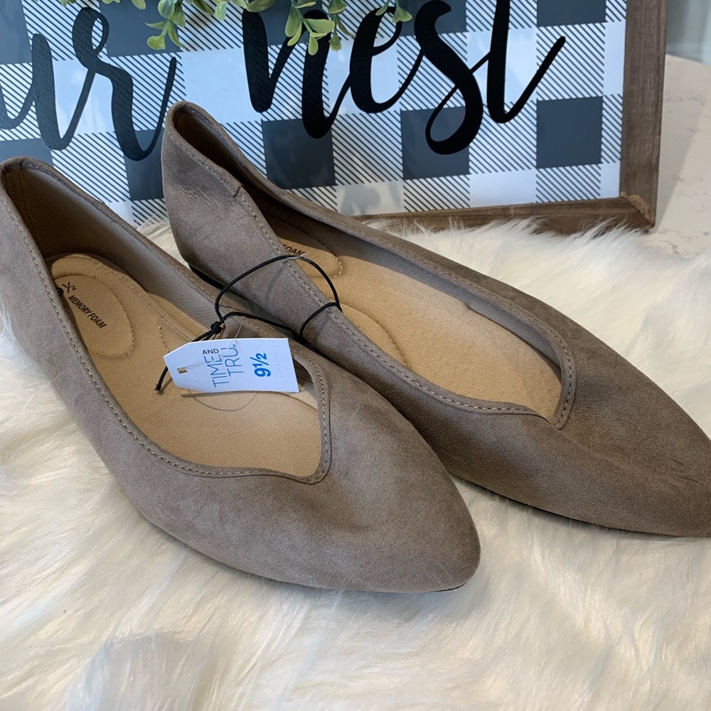 NWT Cute taupe flats!